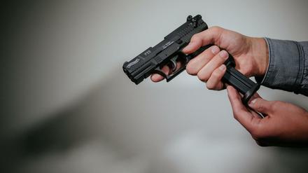 In seinem Keller soll der 23-Jährige Schreckschusswaffen in scharfe Waffen umgebaut und anschließend verkauft haben.
