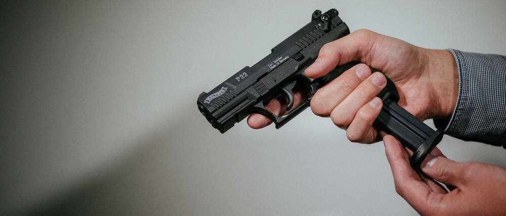 In seinem Keller soll der 23-Jährige Schreckschusswaffen in scharfe Waffen umgebaut und anschließend verkauft haben.