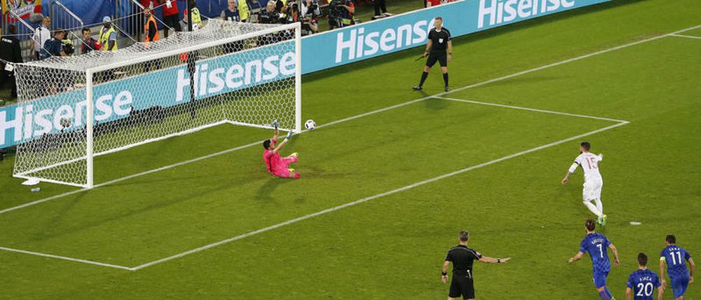 Sergio Ramos (15) hat hier die Chance zum 2:1, verschießt diesem Elfmeter aber.