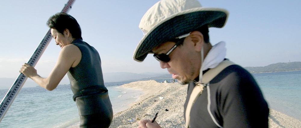 Die Eroberung der Weltmeere: Korallenforscher Hajime Kayanne untersucht die japanische Modellinsel Barlasu - die Forschung könnte Japan ein maritimes Gebiet von der Größe Japans bescheren.