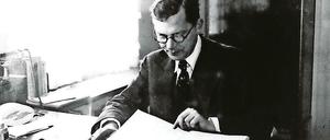 Der Schriftsteller Hans Fallada an seinem Schreibtisch.