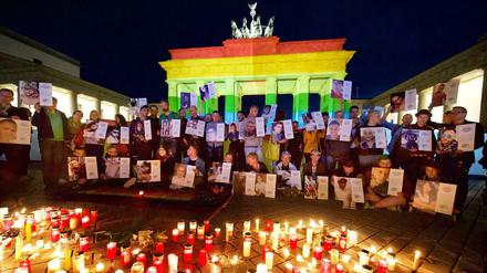 Aus Verbundenheit mit den Opfern des Massakers in Orlando, Florida, erstrahlte am Samstagabend (18.06.2016) das Brandenburger Tor in Regenbogenfarben. 