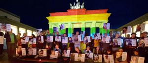Aus Verbundenheit mit den Opfern des Massakers in Orlando, Florida, erstrahlte am Samstagabend (18.06.2016) das Brandenburger Tor in Regenbogenfarben.