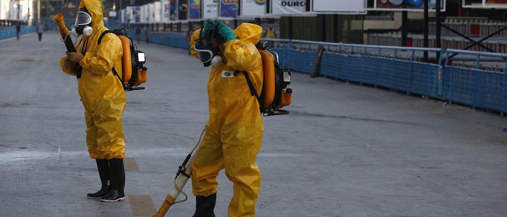 Kampf gegen die Mücke. Arbeiter desinfizieren die Straßen gegen Aedes aegypti, die Zika überträgt. 