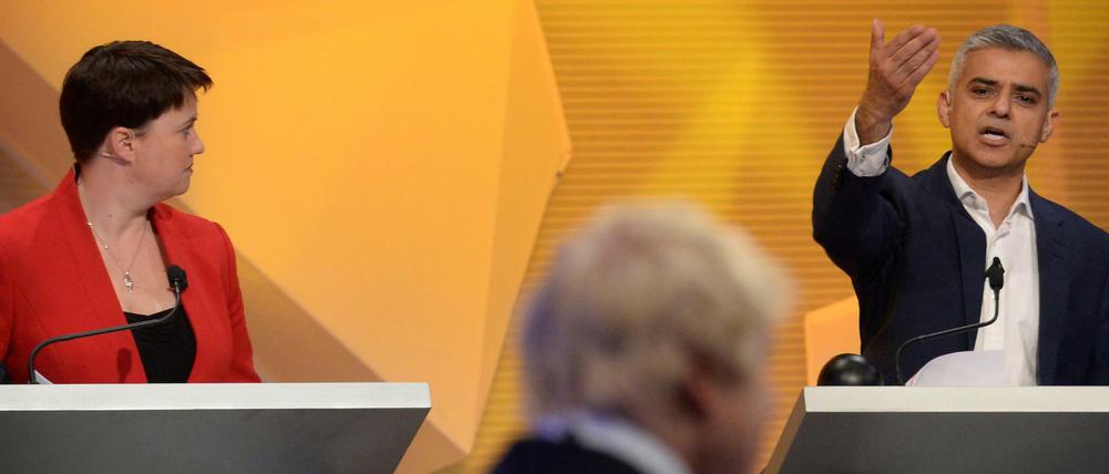 Neu- gegen Altbürgermeister: Londons Sadiq Khan (rechts) traf unter anderem auf Boris Johnson. Links die Gewinnerin des Abends: Ruth Davidson.