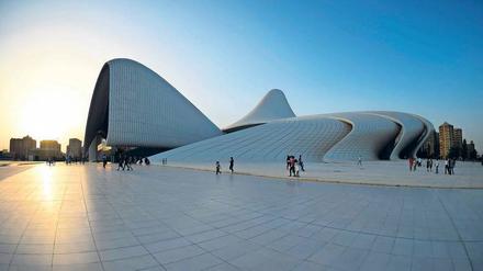 Dieses Museum für den ersten Präsidenten Aserbaidschans schuf die kürzlich verstorbene britische Stararchitektin Zaha Hadid. Im Heydar Alijew Kulturzentrum ist es ziemlich leer. 