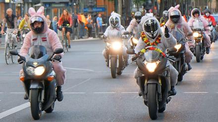 Das sieht man auch nicht oft: Motorradfahrer feiern in rosafarbenen Häschenkostümen.