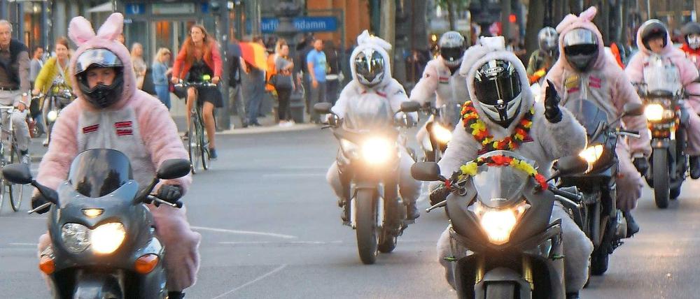 Das sieht man auch nicht oft: Motorradfahrer feiern in rosafarbenen Häschenkostümen.