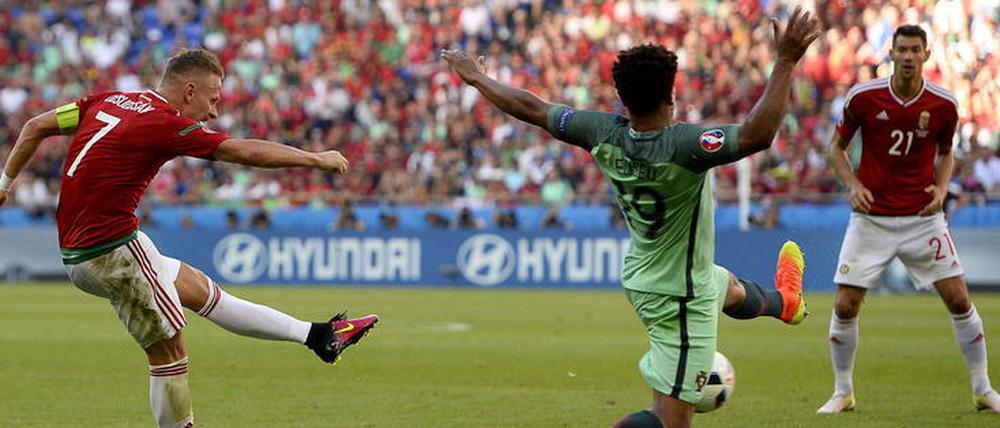 Balazs Dzsudzsak trifft hier zum 3:2 für Ungarn. Dass es am Ende nicht zum Sieg gegen Portugal reichte, spielte keine Rolle mehr.