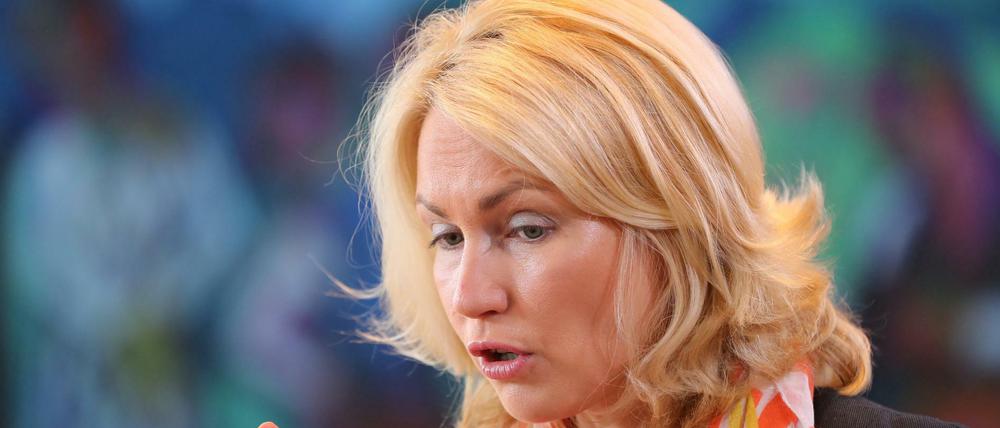 Manuela Schwesig will per Gesetz die Einkommenslücke zwischen Männern und Frauen verkleinern. 