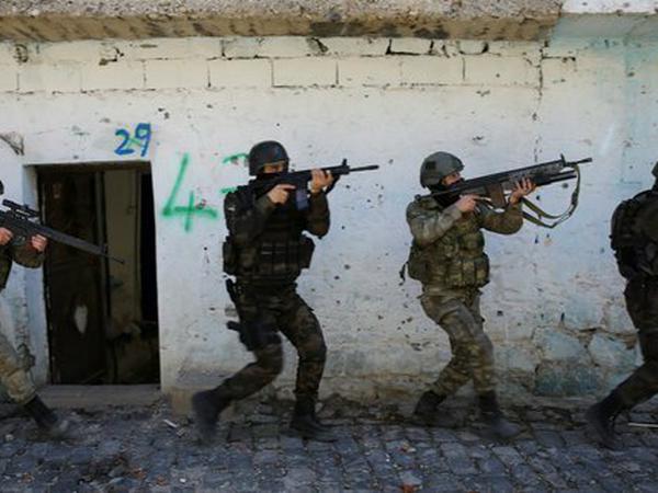 In Diyarbakir suchen türkische Soldaten nach kurdischen Aufständischen, aufgenommen im März 2016. Stringer / Anadolu Agency | Keine Weitergabe an Wiederverkäufer.