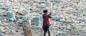 Müll am Strand. Plastikabfälle sind ein großes Umweltproblem. Gelingt es, daraus nützliche Rohstoffe zu gewinnen, ist der Anreiz größer, den Abfall zu sammeln.