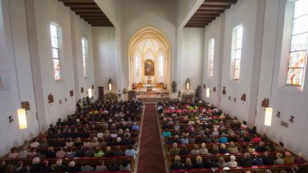 So voll sind die Kirchen selten: Gottesdienst in der Stadtpfarrkirche St. Marien in Simbach.