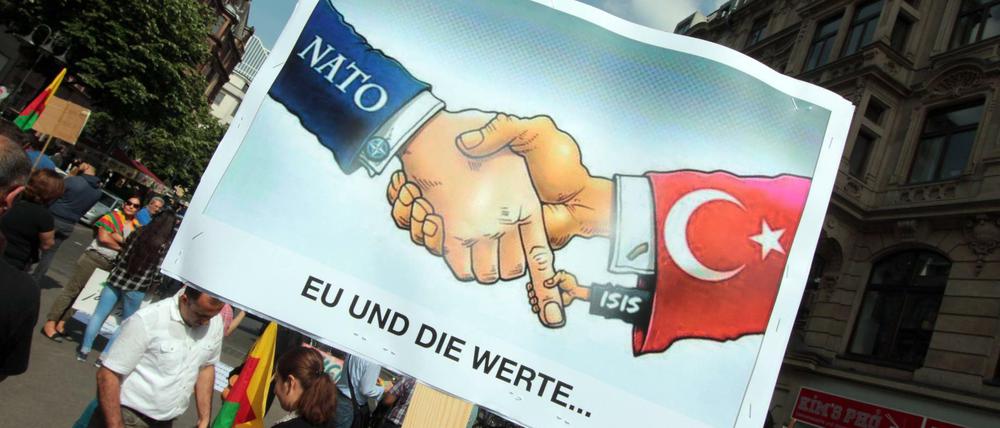 Demonstration kurdischer Exilanten 2015 in Hessen. Anhänger der oppositionellen HDP kritisieren den Umgang von EU und Nato mit der türkischen Regierung.