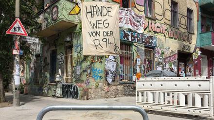 Ein Unterstützerplakat für das besetzte Haus in der Rigaer Straße.