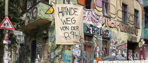 Ein Unterstützerplakat für das besetzte Haus in der Rigaer Straße.