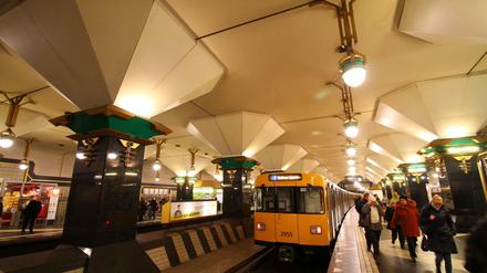 Rathaus Spandau - bislang Endpunkt der U7. Zwei Gleiströge sind leer. Vielleicht rollt hier ja mal bald eine weitere U-Bahnlinie ...