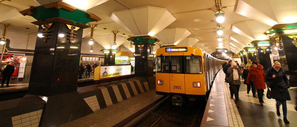 Rathaus Spandau - bislang Endpunkt der U7. Zwei Gleiströge sind leer. Vielleicht rollt hier ja mal bald eine weitere U-Bahnlinie ...