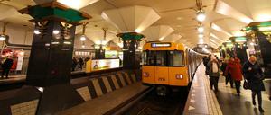Rathaus Spandau - bislang Endpunkt der U7. Zwei Gleiströge sind leer. Vielleicht rollt hier ja mal bald eine weitere U-Bahnlinie ...