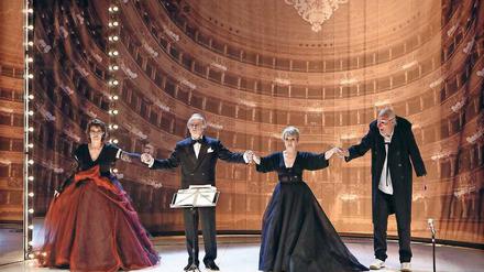 Rückkehrer. Ute Walther, René Kollo, Karan Armstrong und Victor von Halem als Altenheimbewohner. 