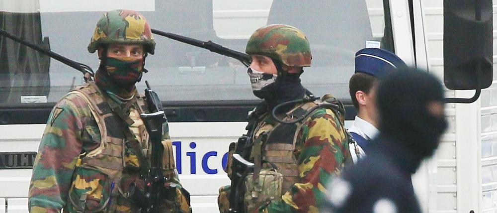 Sicherheitskräfte vor dem Einkaufszentrum in Brüssel. 