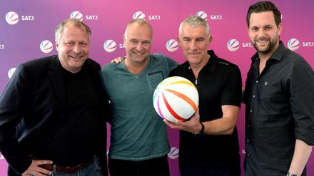 Fußball-Reporter Hansi Küpper (von li.), Moderator Frank Buschmann, TV-Experte Mirko Slomka sowie "ran"-Moderator Matthias Killing