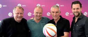 Fußball-Reporter Hansi Küpper (von li.), Moderator Frank Buschmann, TV-Experte Mirko Slomka sowie "ran"-Moderator Matthias Killing
