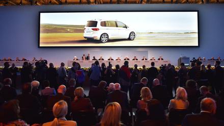 Die Welt noch in Ordnung: Aktionäre bei der Hauptversammlung der Volkswagen AG in Hannover im Sommer 2015. Am Mittwoch (22. Juni 2016) muss der Vorstand seinen Aktionären den Diesel-Skandal erklären.