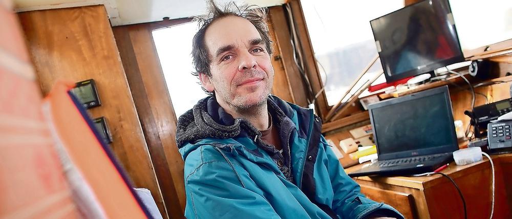 Einer der Initiatoren von "Sea Watch", Harald Höppner, posiert am 17.03.2015 in dem Fischkutter "Sea Watch Go-46" im Harburger Hafen bei Hamburg.