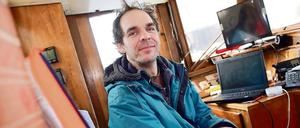 Einer der Initiatoren von "Sea Watch", Harald Höppner, posiert am 17.03.2015 in dem Fischkutter "Sea Watch Go-46" im Harburger Hafen bei Hamburg.