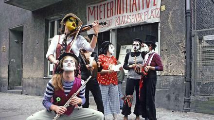 Clowns vor dem Laden der Mieterinitiative in der Nehringstraße (1979)