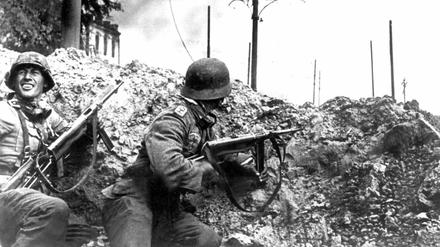 Deutsche Infanterie bei den Straßenkämpfen um Stalingrad (undatiertes Archivbild). Die Schlacht um das inzwischen in Wolgograd umbenannte Stalingrad war für die deutsche Wehrmacht 1943 die erste vernichtende Niederlage im Krieg gegen die Sowjetunion und wurde zum Wendepunkt an der Ostfront. Der brutale Feldzug der Nazis gegen Russland kostete 27 Millionen Menschen das Leben.