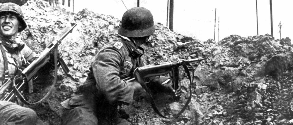 Deutsche Infanterie bei den Straßenkämpfen um Stalingrad (undatiertes Archivbild). Die Schlacht um das inzwischen in Wolgograd umbenannte Stalingrad war für die deutsche Wehrmacht 1943 die erste vernichtende Niederlage im Krieg gegen die Sowjetunion und wurde zum Wendepunkt an der Ostfront. Der brutale Feldzug der Nazis gegen Russland kostete 27 Millionen Menschen das Leben.