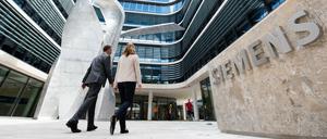 ARCHIV - Die Skulptur "The Wings" des Star-Architekten Daniel Libeskind ist am 20.06.2016 an der neuen Konzernzentrale von Siemens am Wittelsbacherplatz in München (Bayern) zu sehen. Am 24.06.2016 wird der Neubau feierlich eröffnet. Foto: Matthias Balk/dpa +++(c) dpa - Bildfunk+++