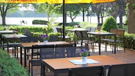 So schön nah am Wasser sitzt man in Berlin nicht häufig: die Terrasse des Fisherman's in Tegel.
