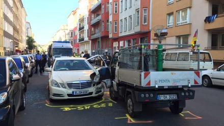 Wegen dieses Unfalls ist die Zossener Straße in Kreuzberg derzeit gesperrt.