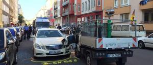Wegen dieses Unfalls ist die Zossener Straße in Kreuzberg derzeit gesperrt.