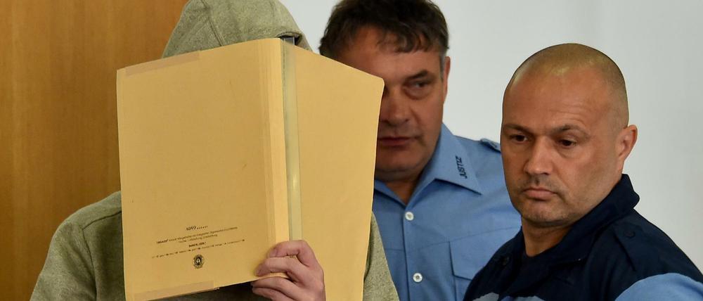 Justizbeamte bringen Silvio S. in den Saal des Landgerichtes.