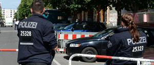 Polizisten im Einsatz am Mittwoch in der Rigaer Straße. In der Nacht danach wurde in mehreren Bezirken randaliert.