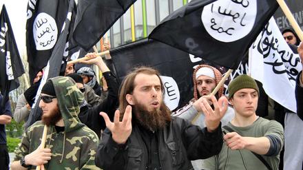 Islamische Fundamentalisten demonstrieren 2012 in Solingen und greifen im Verlauf der Veranstaltung auch Polizisten an.