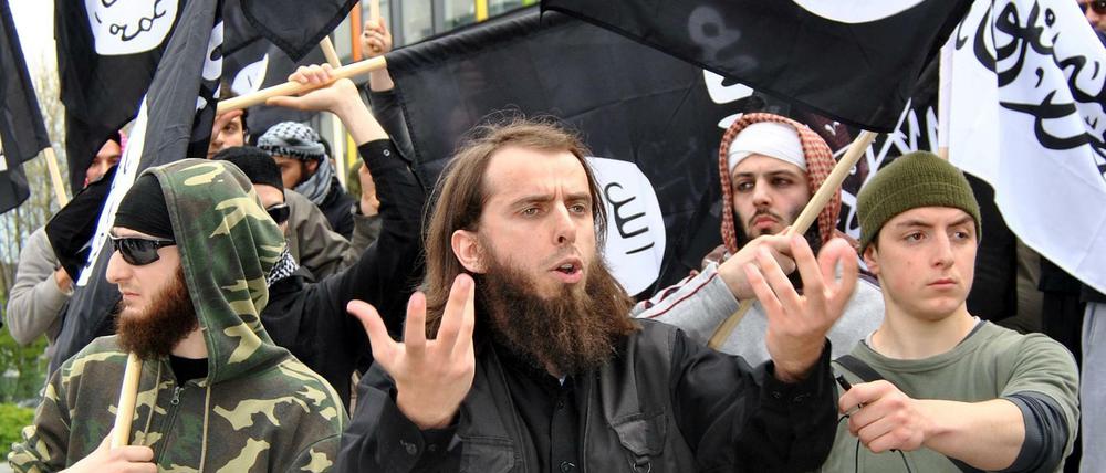 Islamische Fundamentalisten demonstrieren 2012 in Solingen und greifen im Verlauf der Veranstaltung auch Polizisten an.