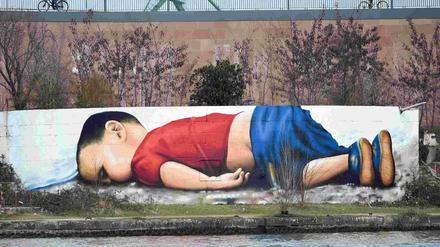 Das Foto des ertrunkenen syrischen Flüchtlingskindes Aylan Kurdi dient als Vorlage für ein gesellschaftskritisches Graffiti im Frankfurter Osthafen.