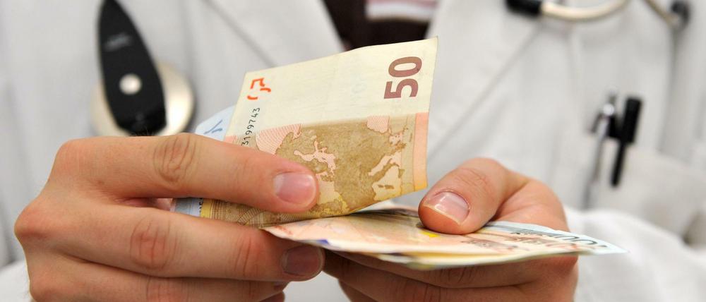 Wer bezahlt wie viel an wen? Einige Pharmaunternehmen müssen künftig im Netz angeben, an welche Ärzte und Organisationen sie Geld bezahlt haben.