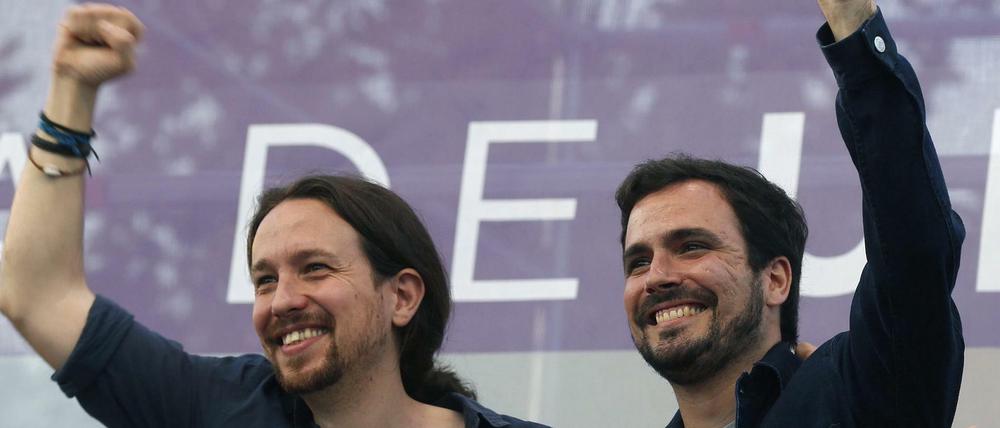 Podemos-Chef Pablo Iglesias (links) und Alberto Garzon von der Partei Vereinte Linke machen am Samstag gemeinsam Wahlkampf in Madrid.