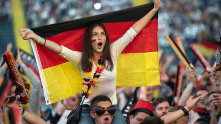 Deutsche Fußballfans auf der Fanmeile.