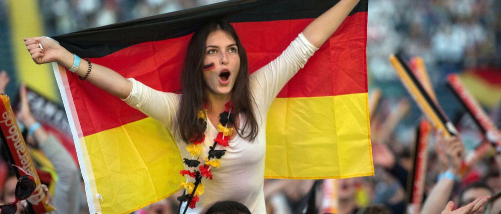 Deutsche Fußballfans auf der Fanmeile.