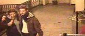 Dieses junge Paar soll am 31. Januar 2016 Gemälde aus einer Galerie in Mitte gestohlen haben.