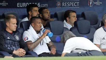 Die rechte Wade von Abwehrchef Boateng ist seit dem Nordirlandspiel lädiert.