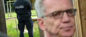 Am Freitag verabschiedete der Bundestag das Anti-Terror-Paket von Bundesinnenminister Thomas de Mazière (vorne). 