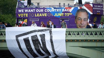 Das war der Brexit-Abstimmungskampf: "In"-Befürworter auf der Westminster Bridge in London vor einem Bus der Ukip-Partei.